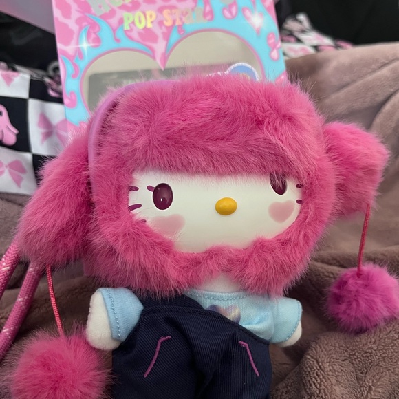 Hello Kitty Pop Star SECRET Plush Pendant w/ Heart Sunglasses - Picture 2 of 3